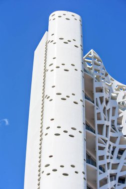 Alttan gün ışığı görünümüne Simona kule Blo Kafesli cephe