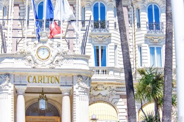 Carlton süslü otel girişinde Rolex wa ile görünümüne gün ışığı