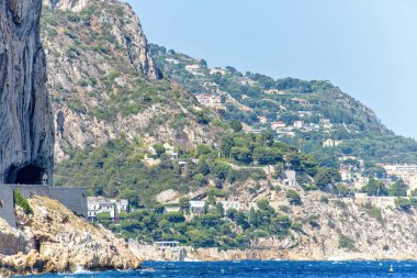 Ağaçlar ve Binalar büyük dağlar görünümüne gün ışığı