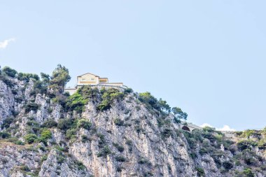 Gün ışığından yararlanma görünümüne kaya dağlar yeşil ağaçlar ve modern hous