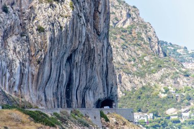 Ağaçlar ve Binalar büyük dağlar görünümüne gün ışığı
