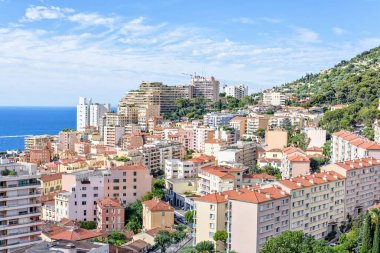 Gün ışığından yararlanma görünümüne uzun boylu şehir binalar, tarihi kent merkezine ve mavi deniz ile
