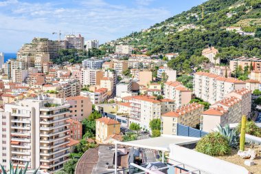 Uzun boylu şehir binaları, yeşil ağaçlar yaz görünümüne dağlar üzerinde bir