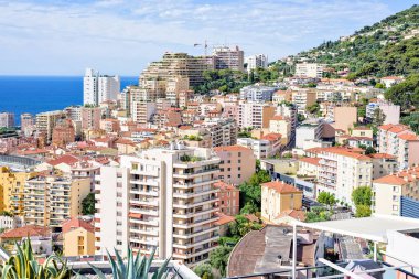 Uzun boylu şehir binaları, yeşil ağaçlar yaz görünümüne dağlar üzerinde bir