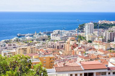 Gün ışığından yararlanma görünümüne uzun boylu şehir binaları, çalışma İnşaat vinçleri