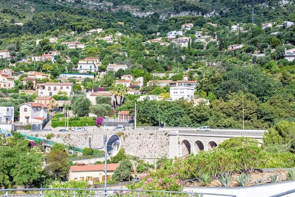 Nyári napos kilátás a város épületeit és a zöld fák mountai — Stock Fotó