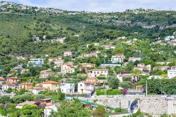 Nyári napos kilátás a város épületeit és a zöld fák mountai — Stock Fotó