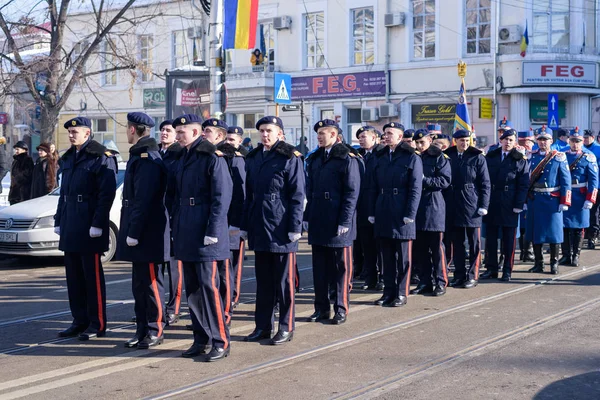 Vojáci v vojenské zelené uniformě pochodu a slaví — Stock fotografie