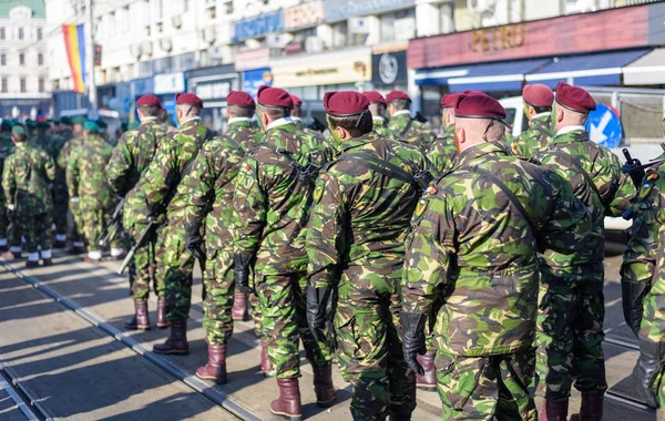 Vojáci v vojenské zelené uniformě pochodu a slaví — Stock fotografie