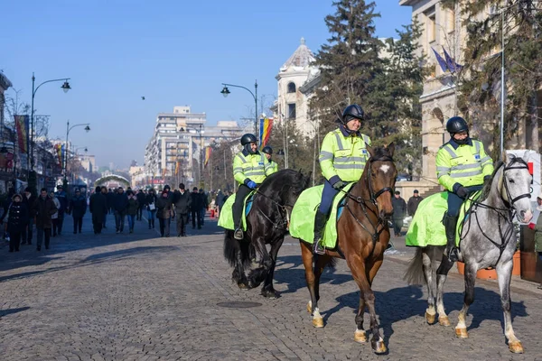 Místní policejní jezdci v zelené uniformě a helmu — Stock fotografie