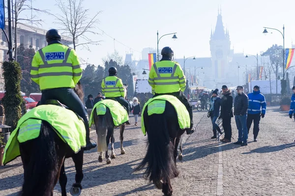 Místní policejní jezdci v zelené uniformě a helmu — Stock fotografie