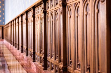 Eski ahşap barok mobilya duvar bokeh ile