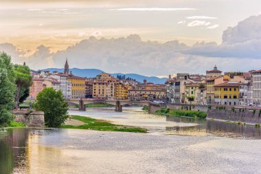 Günbatımı yukarıda ile yansımaları Arno Nehri görünümüne gün ışığı