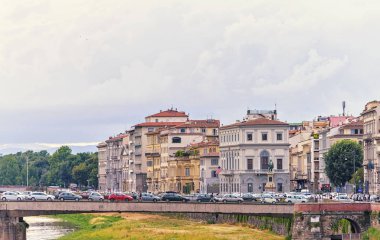 Gün ışığından yararlanma bulutlu gün görünümü Arno Nehri araçların tam yukarıda Köprüsü
