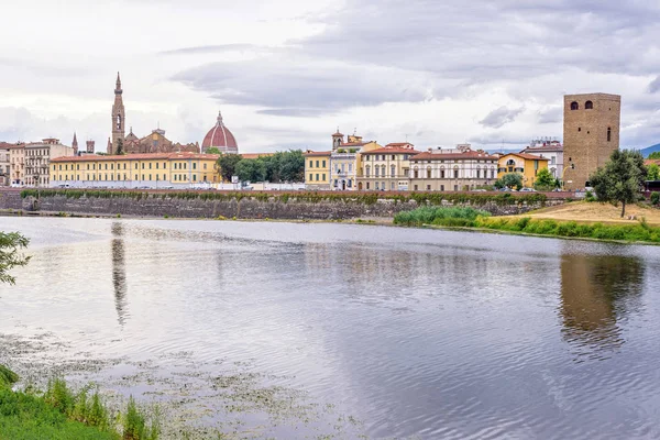 Vista diurna turva do dia para o rio Arno com reflexos — Fotografia de Stock