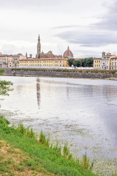 Dagsljus molnig dag Visa att floden Arno med reflektioner — Stockfoto