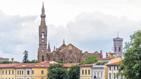 Vista diurna turva do dia para a igreja, edifícios e céu — Fotografia de Stock