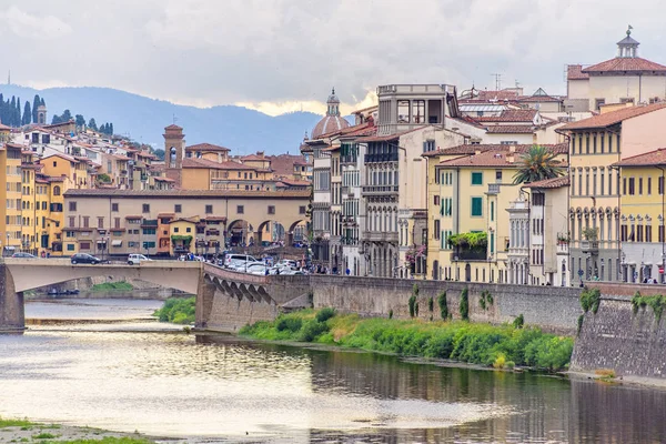 Vista diurna turva do dia para o rio Arno com reflexos do pôr do sol e — Fotografia de Stock