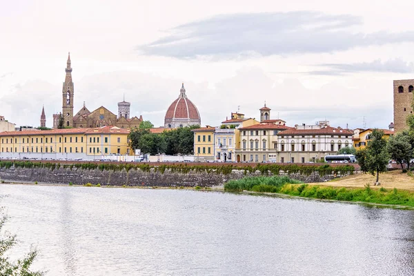 Vista diurna turva do dia para o rio Arno com reflexos — Fotografia de Stock