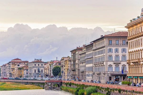 Vista diurna turva do dia para o rio Arno com reflexos do pôr do sol e — Fotografia de Stock