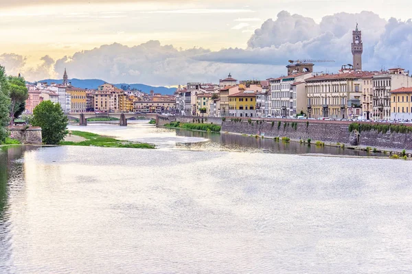 Vista de día nublada al río Arno con reflejos —  Fotos de Stock