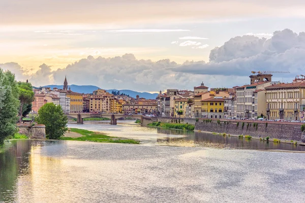 Dagsljus Visa att solnedgången över floden Arno med reflektioner — Stockfoto