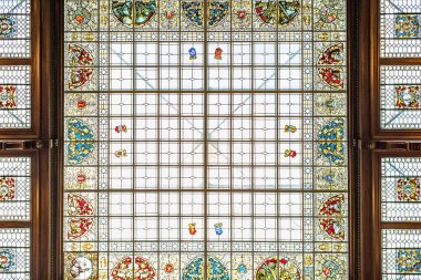 Gün ışığından yararlanma Pe süslü vitray çatı altından görüntülemek