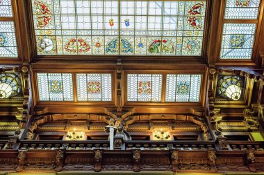 Gün ışığından yararlanma Pe süslü vitray çatı altından görüntülemek