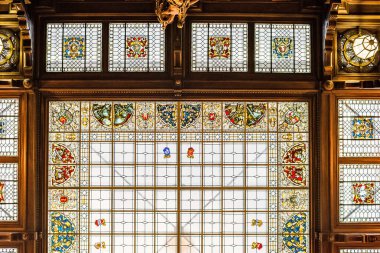 Gün ışığından yararlanma Pe süslü vitray çatı altından görüntülemek