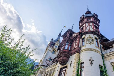 Gün ışığından yararlanma görünümüne alttan Peles Kalesi ve parlak mavi gökyüzü wi