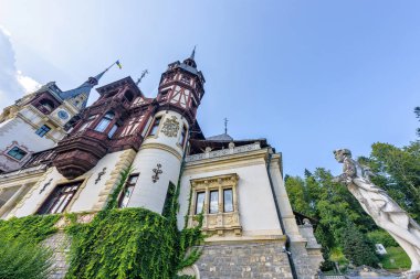 Gün ışığından yararlanma görünümüne alttan Peles Kalesi ve parlak mavi gökyüzü wi