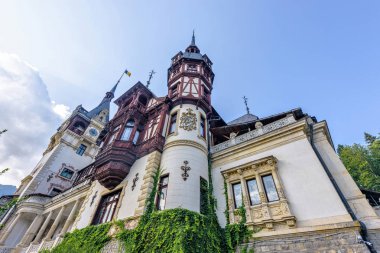 Gün ışığından yararlanma görünümüne alttan Peles Kalesi ve parlak mavi gökyüzü wi