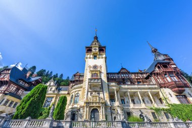 Alttan gün ışığı görünümüne süslü cephe Peles Kalesi w