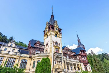 Alttan gün ışığı görünümüne süslü cephe Peles Kalesi w