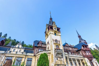 Alttan gün ışığı görünümüne süslü cephe Peles Kalesi w