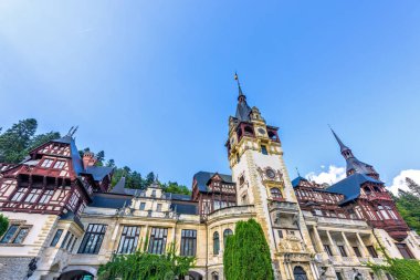 Alttan gün ışığı görünümüne süslü cephe Peles Kalesi w