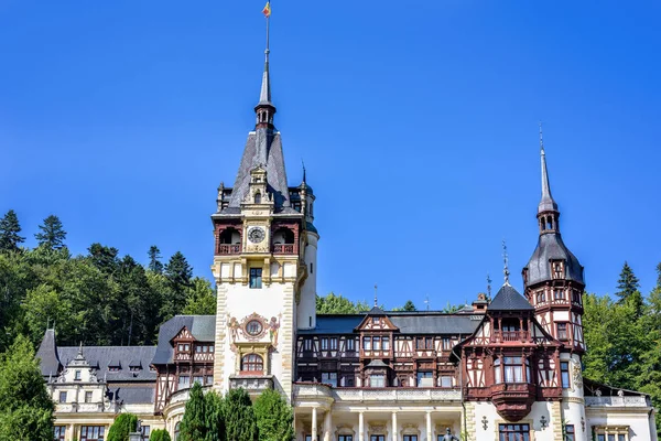 Gün ışığı açık görünümüne Peles Kalesi cephe süslü