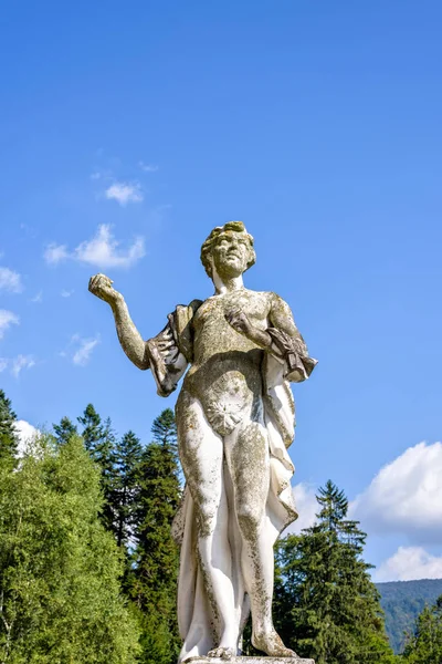 Vista diurna dal basso verso la statua femminile nel giardino di Peles ca — Foto Stock