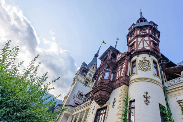 Gün ışığından yararlanma görünümüne alttan Peles Kalesi ve parlak mavi gökyüzü wi