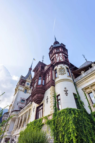 Gün ışığından yararlanma görünümüne alttan Peles Kalesi ve parlak mavi gökyüzü wi