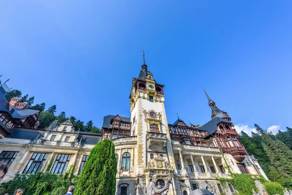 Alttan gün ışığı görünümüne süslü cephe Peles Kalesi w