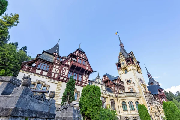 Alttan gün ışığı görünümüne süslü cephe Peles Kalesi w