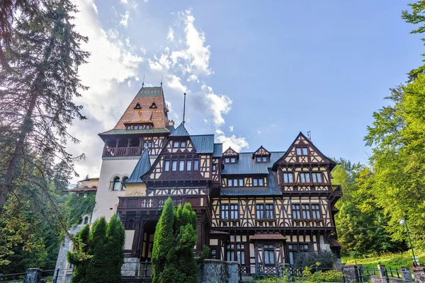 Vue de la lumière du jour du bas au château Pelisor situé à côté de la — Photo