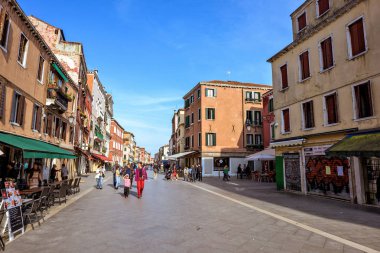 İnsanlar yürüyüş ve tarihi archite ile sokak görünümüne gün ışığı