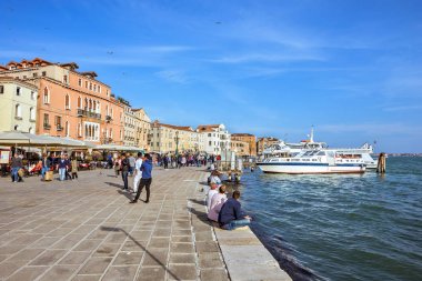 Riva degli Schiavoni waterfront turist w ile görünümüne gün ışığı