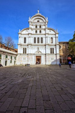 Alttan gün ışığı görünümüne kilise San süslü cephe 