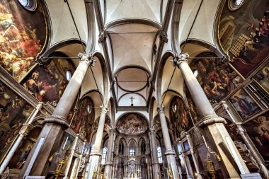 Alttan gün ışığı görünümüne Churc Gotik süslü iç