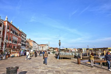 Riva degli Schiavoni waterfront turist w ile görünümüne gün ışığı