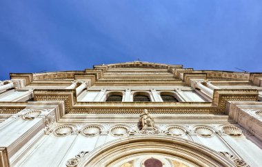 Alttan gün ışığı görünümüne kilise San süslü cephe 