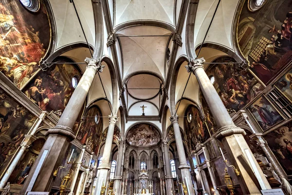 Vista de la luz del día desde el fondo hasta el interior ornamentado gótico de Churc — Foto de Stock